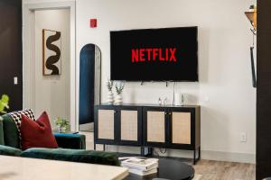 Modern Executive 1BR King Bed - Walk to West 7th