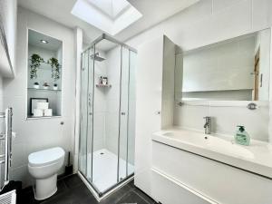 Modern 3-Bed, 2-Bath Detached House in Paddington near Hyde Park & Little Venice by NourNest Apartments