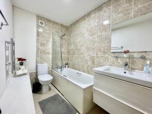 Modern 3-Bed, 2-Bath Detached House in Paddington near Hyde Park & Little Venice by NourNest Apartments