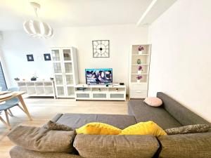 City chic living two bedroom apartment