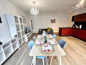 City chic living two bedroom apartment