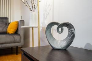 Spacious 2-Bedroom City Centre Apartment with Ensuite