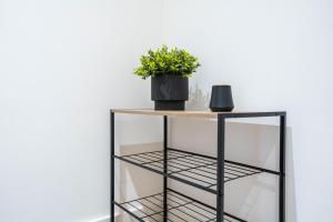 Spacious 2-Bedroom City Centre Apartment with Ensuite