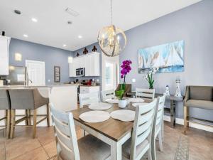 Walk To The Beach! Gated Community, Pool, Fitness Room