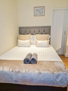 2BDR Vauxhall Fully Furnished Apt with Washer and Dryer near Oval, Nine Elms by NourNest Apartments