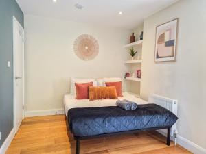 2BDR Vauxhall Fully Furnished Apt with Washer and Dryer near Oval, Nine Elms by NourNest Apartments