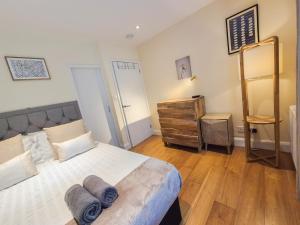 2BDR Vauxhall Fully Furnished Apt with Washer and Dryer near Oval, Nine Elms by NourNest Apartments