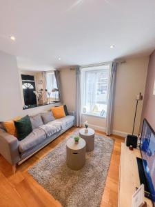 2BDR Vauxhall Fully Furnished Apt with Washer and Dryer near Oval, Nine Elms by NourNest Apartments