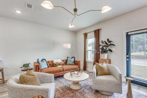 Walk to Biloxi Beach Fun! Chic and Updated Townhome