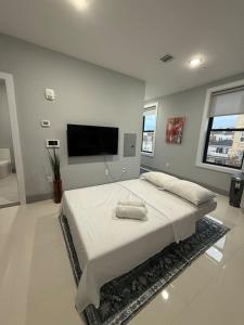 20 Minutes to Times Square, Stylish 2 Bedroom Apartment