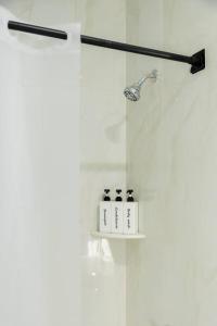 Modern 1 Bedroom Apt with Quick NYC Access and Free Parking