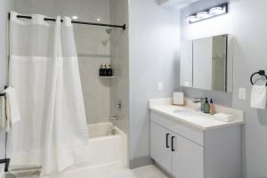 Easy Access to Times Square and Metlife Stadium Free Parking