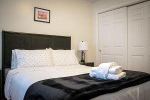 Spacious Coastal Townhome Deck and Parking