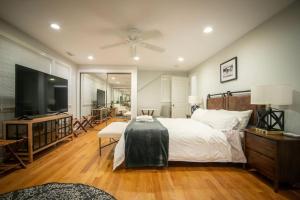 Spacious Coastal Townhome Deck and Parking