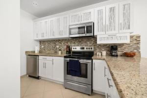 Peaceful 2BR Retreat w Pool - Near CR Best Beaches