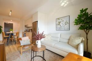 Central King Bed Condo Gym Parking AC Banff