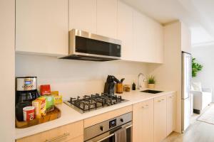 Central King Bed Condo Gym Parking AC Banff