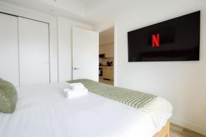 Central King Bed Condo Gym Parking AC Banff