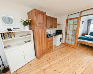 Quiet One-Bedroom Apartment with Parking