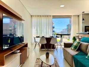 Apto a 200m PRAIA 2 Quartos Cozinha completa Churrasqueira Ar Condicionado Wi-Fi e vaga privativa de garagem Reserve agora mesmo