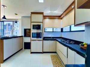 Apto a 200m PRAIA 2 Quartos Cozinha completa Churrasqueira Ar Condicionado Wi-Fi e vaga privativa de garagem Reserve agora mesmo