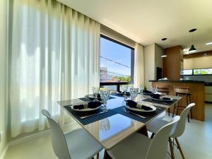 Apto a 200m PRAIA 2 Quartos Cozinha completa Churrasqueira Ar Condicionado Wi-Fi e vaga privativa de garagem Reserve agora mesmo