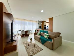 Apto a 200m PRAIA 2 Quartos Cozinha completa Churrasqueira Ar Condicionado Wi-Fi e vaga privativa de garagem Reserve agora mesmo