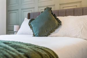 Urban Jungle 2-Bed Apartment in Central Manchester