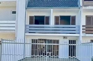 Triplex Townhouse 3 Blocks from the Central Beach