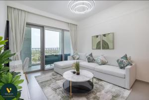 Vogue Vacation Homes, Downtown Views II with Direct Access to Dubai Mall Via a Climate Controlled Bridge, One Bedroom Apartment with Balcony and City View