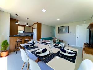 Apto a 200m PRAIA 2 Quartos Cozinha completa Churrasqueira Ar Condicionado Wi-Fi e vaga privativa de garagem Reserve agora mesmo