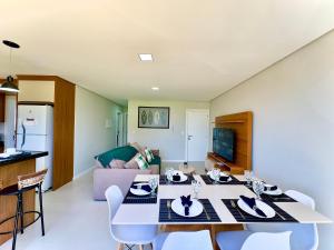 Apto a 200m PRAIA 2 Quartos Cozinha completa Churrasqueira Ar Condicionado Wi-Fi e vaga privativa de garagem Reserve agora mesmo