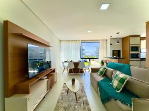 Apto a 200m PRAIA 2 Quartos Cozinha completa Churrasqueira Ar Condicionado Wi-Fi e vaga privativa de garagem Reserve agora mesmo