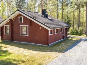 Holiday Home Lomasyväri 810 by Interhome