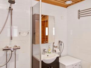 Holiday Home Lomasyväri 810 by Interhome