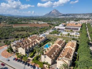 Steps to Arenal Beach - 4BR Home, Pool, Garage & BBQ