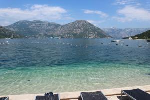 Lavender Bay Apartments D3 or D5 I by Andreas Crivellaro