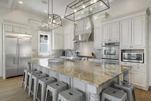 Hermosa Manor - Luxury Vacation Rental House Near the Beach with Private Pool Area & Gulf Views