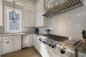 Hermosa Manor - Luxury Vacation Rental House Near the Beach with Private Pool Area & Gulf Views