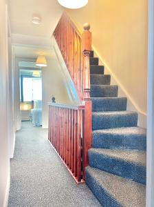 Big 6 Beds Home, Free Private Parking, TV, Garden