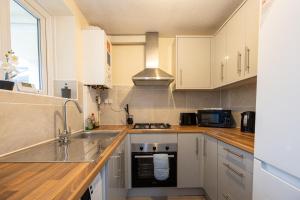 Monthly Deals - Elegant 2-Bed Apartment in City Centre - Coffee Machine, Sleeps 8 - Free Parking