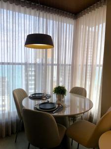 Loft com Projeto de Decoração premiado, com vista Mar Maravilhosa Piscina Academia Rooftop Garagem Lavanderia, na rua mais nobre de Salvador