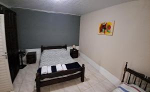 Em zona nobre espaço básico e funcional, privativo com 2 ambientes, sem fogão, com garagem