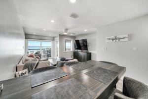 Into the Blue - Oceanfront Condo with Beach Access & Gulf Views