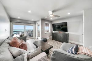 Into the Blue - Oceanfront Condo with Beach Access & Gulf Views
