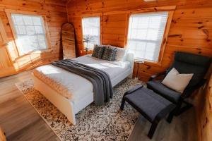 Cedar Wrapped Cozy Villa Cabin - 4 miles from Trails