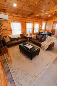 Cedar Wrapped Cozy Villa Cabin - 4 miles from Trails