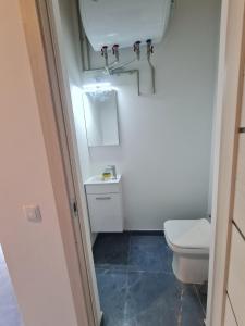 Comfy apartment near castle, park, market and river