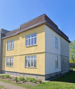 Comfy apartment near castle, park, market and river