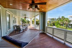 Whispering Palms- The Perfect Beach House! Elevator, Close to Beach